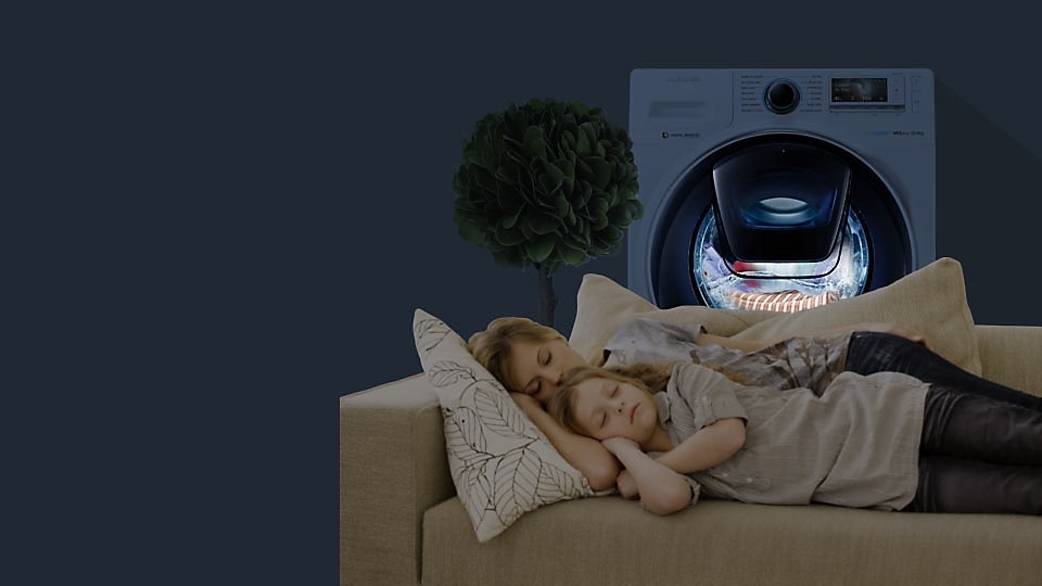 Immagine che mostra madre e figlio che dormono sul divano mentre la lavatrice WW8500 Ã¨ in funzionamento sullo sfondo.