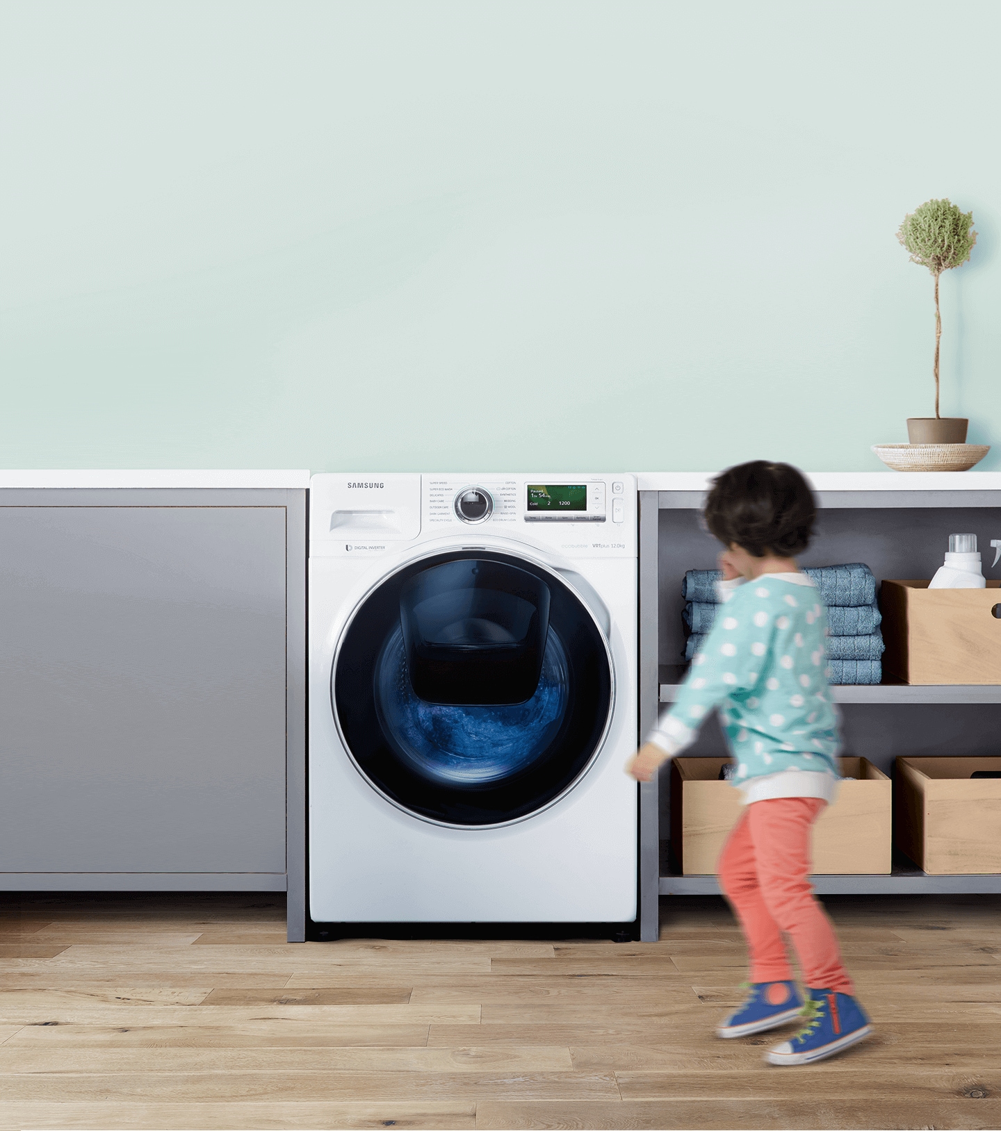 Perspektiivpilt AddWash™'i pesumasinast. Uksel süttis lapseikoon ja näidikupaneelile kuvatakse lapseluku seadistusaken.