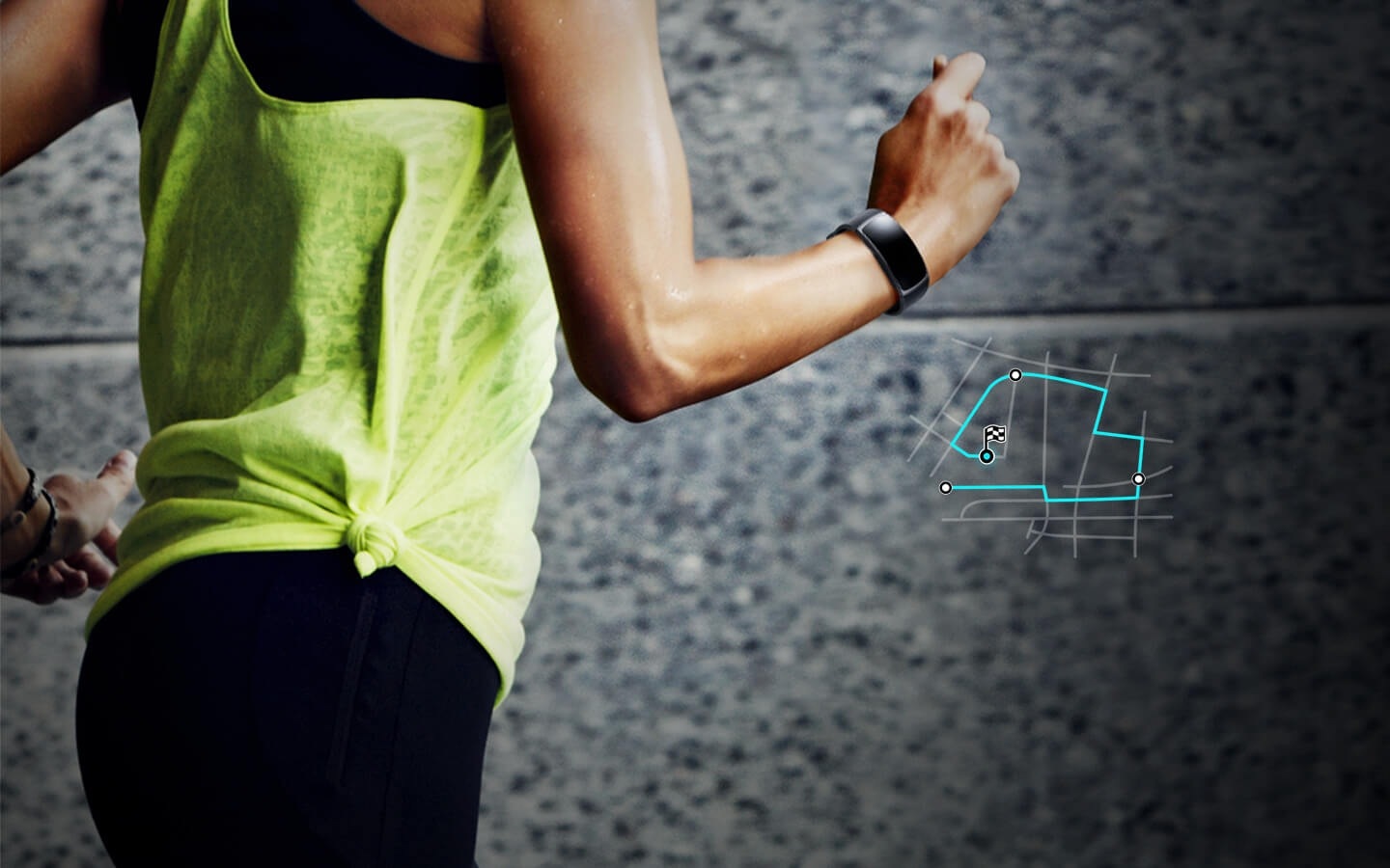 Woman’s running route is tracked by the GPS on the Gear Fit2 she’s wearing