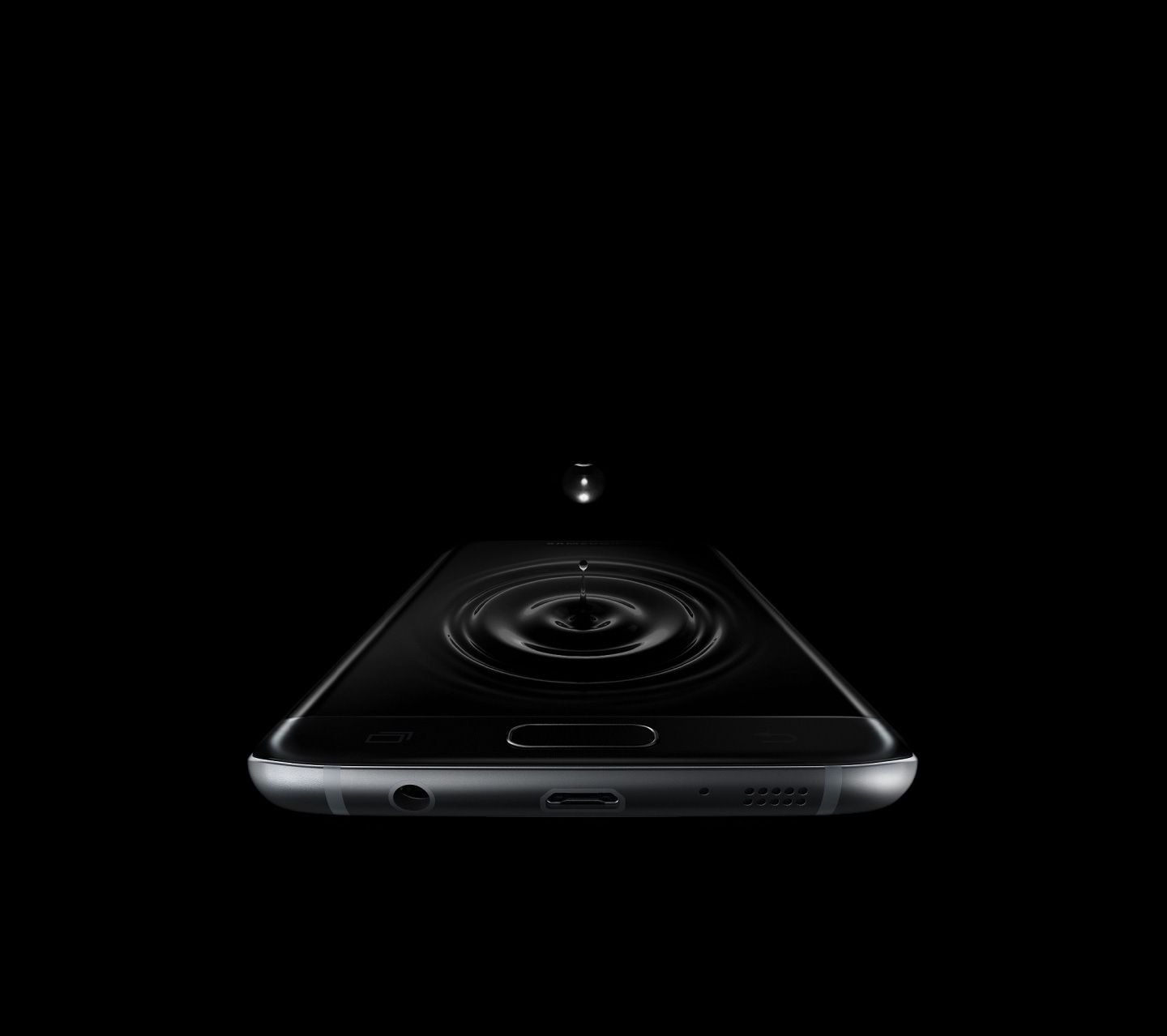 Сюрреалистическое изображение капель, падающих на экран Galaxy S7 Edge