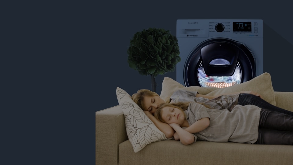 Изображение матери с ребенком, спящих на диване на фоне работающей стиральной машины WW6500.