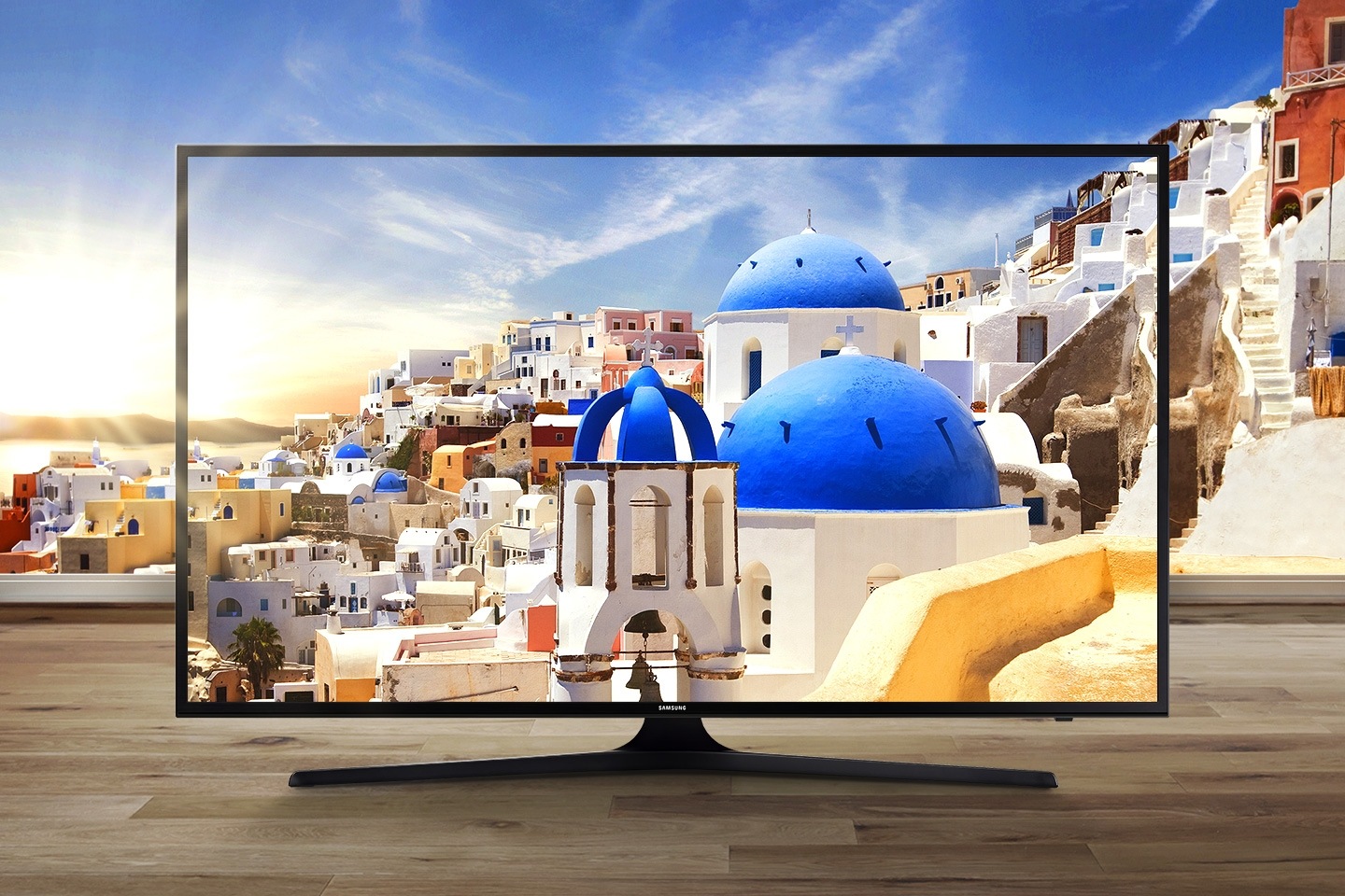 Fénnyel és egy kép élettel teli bálnáról Samsung UHD TV képernyőjén.