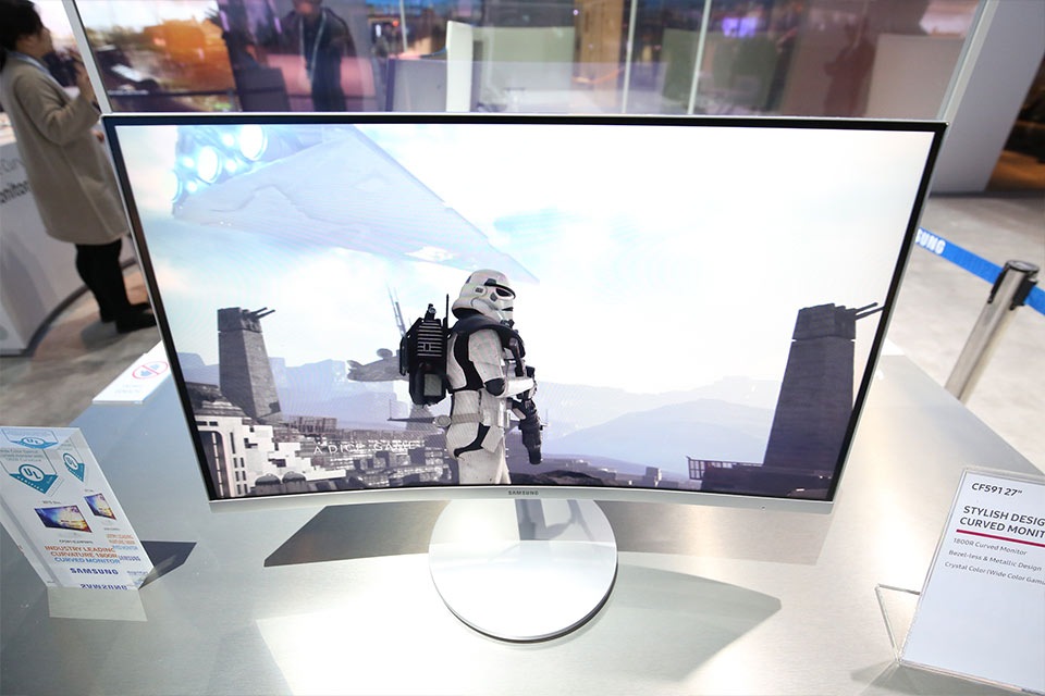 SUHD TV curved monitor front
