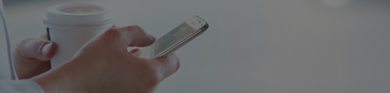 صورة لهاتف ذكي من Samsung Electronics أثناء استخدامه