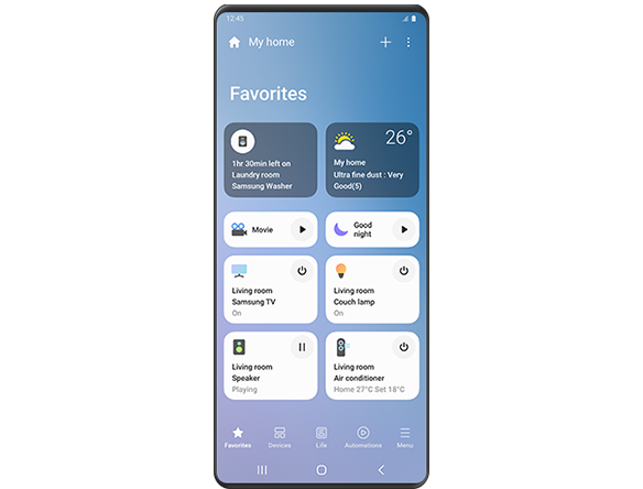 تعرض شاشة Galaxy واجهة المستخدم الرسومية لتطبيق SmartThings يظهر عليها العديد من الأجهزة المنزلية الذكية المتصلة، وحالاتها، وغيرها من الأنشطة الروتينية التي يمكن إعدادها، بما في ذلك "Movie" (فيلم) و"Good night" (تصبح على خير).