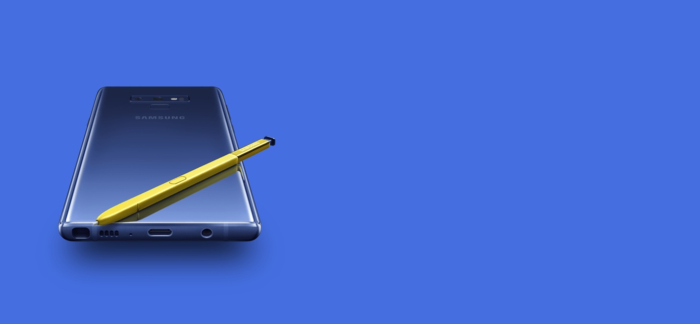 صورة لـ Galaxy Note9 الأزرق وهو موضوع بحيث يكون اتجاه شاشته إلى أسفل، مع وجود S Pen أصفر أعلاه؛ زاوية الرؤية من الأسفل