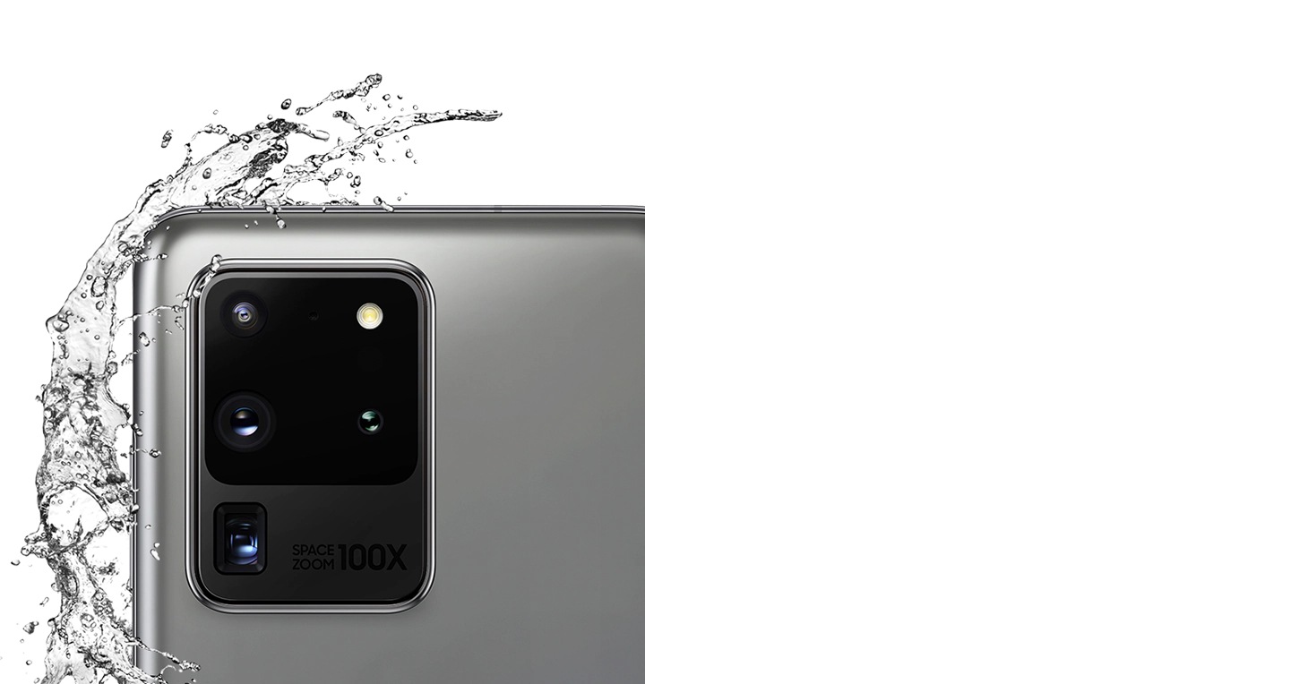 هاتف Galaxy S20 Ultra مرئي من الخلف، واللقطة مُقربة لإيضاح الكاميرا الخلفية الرباعية، مع وجود رذاذ من الماء في الجانب