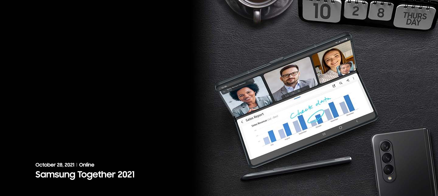 يظهر Galaxy Z Fold3 5G فوق المكتب، وهو في وضع Flex، مع محادثة فيديو في النصف العلوي من الشاشة ورسم بياني لتقرير المبيعات في النصف السفلي من الشاشة. كما يظهر شريطان على الرسم البياني، وهما محاطان بدائرة وكتابة بخط اليد Check data! (تحقق من البيانات!). وترى قلم S Pen الخاص بأجهزة Fold وهو مائل على الهاتف، كما يُوضع هاتف Galaxy Z Fold3 5G مطوي آخر وشاشته لأسفل على الطاولة.
