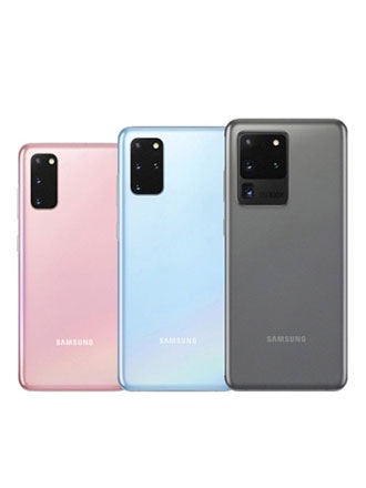 لقطة خلفية لهواتف Galaxy S20 بلون وردي كلاود، +Galaxy S20 بلون أزرق كلاود، Galaxy S20 Ultra 5G بلون رمادي كوزميك، حيث كل منها يغطي جزءاً من الآخر. يتم عرض الهواتف الثلاث بجانب بعضها البعض، حيث يوجد هاتف S20 على الجهة اليسرى.