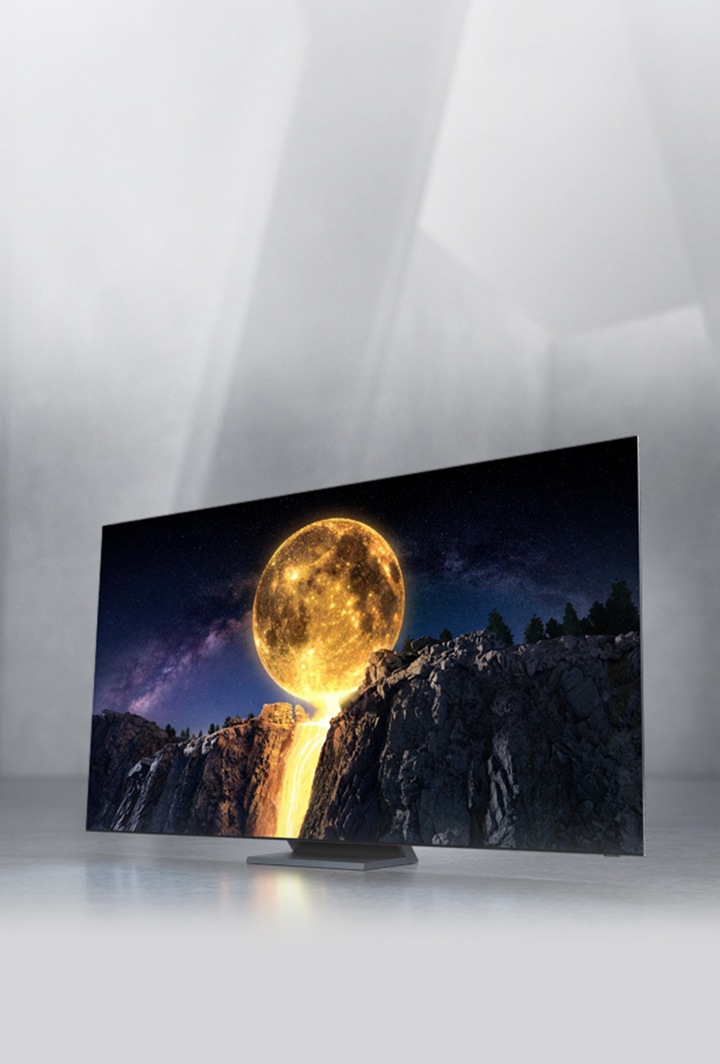 تلفزيون (QLED) لعام 2020 من سامسونج مزود بتكنولوجيا Quantum Dot الكاملة معروض على الجانب. ويعرض طراز تلفزيون (QLED) بدقة 8K منقطعة النظير مميزًا برمز الارتقاء بالذكاء الاصطناعي الكمي.