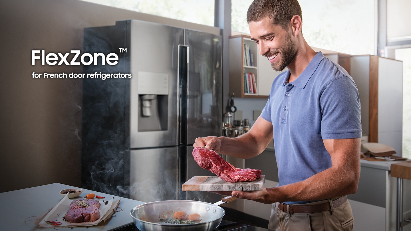 مقصورة FlexZone™ تبرز هذه الصورة مقصورة FlexZone™ المميزة لثلاجة سامسونج ذات الباب الفرنسي. وفيها يظهر رجل يشوي اللحم ويبتسم. وفي الجانب الخلفي تظهر أجهزة المطبخ.