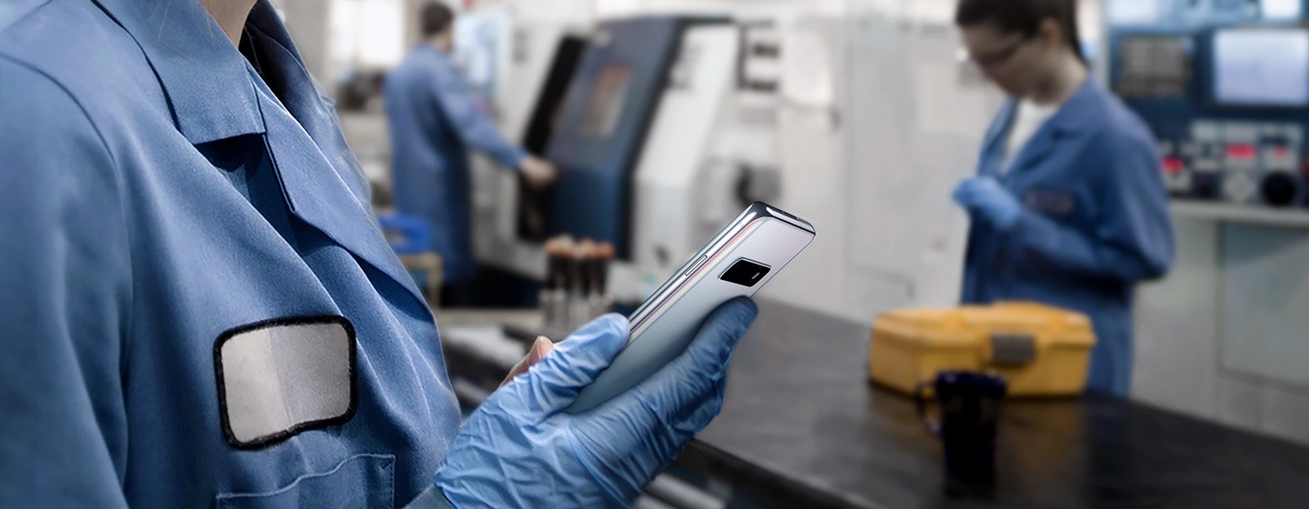 Image of a manufacturing worker using Galaxy S10 plus in the factory while wearing gloves.