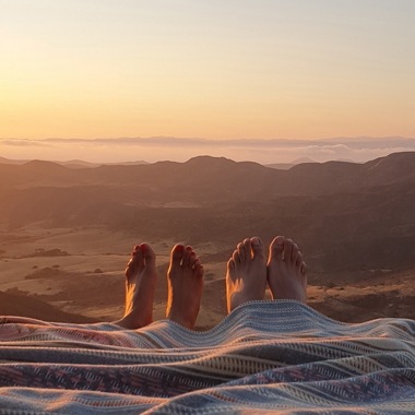 Learn how to snap a shot like you’re on a cliff with Scene Optimizer’s Sunset mode