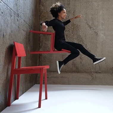 Learn how to make photos that stand out, even if you’re sitting, with S Pen’s Bluetooth trigger