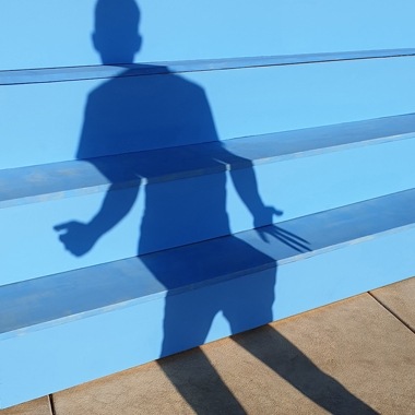 Learn how to make your shadow the subject of a selfie with S Pen’s Bluetooth trigger