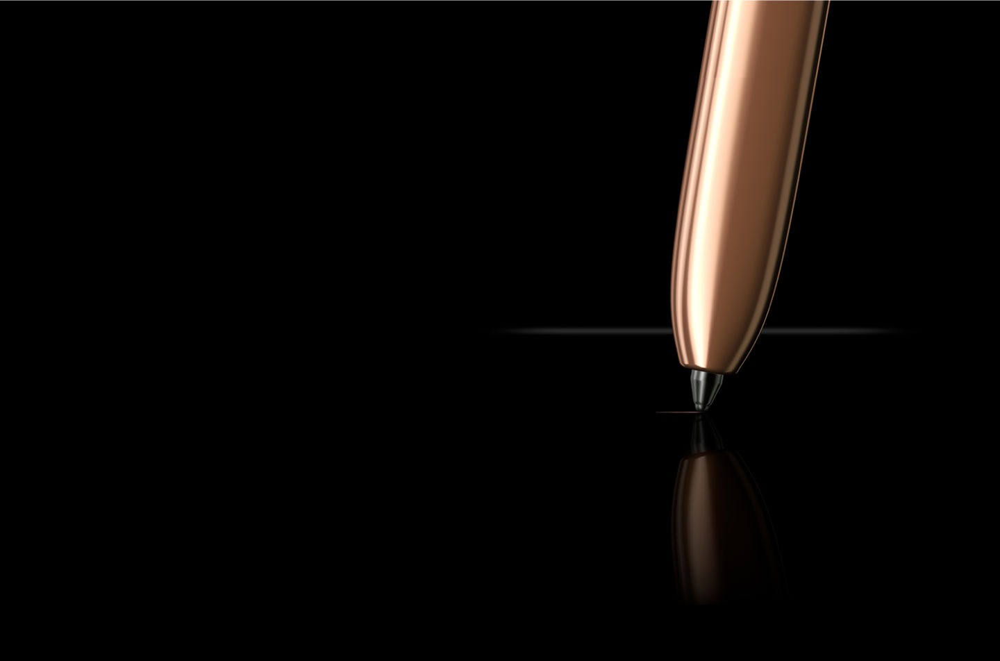 Très gros plan de la partie inférieure du S Pen couleur bronze, révélant sa pointe précise. Une fine trace de bronze suit la pointe.