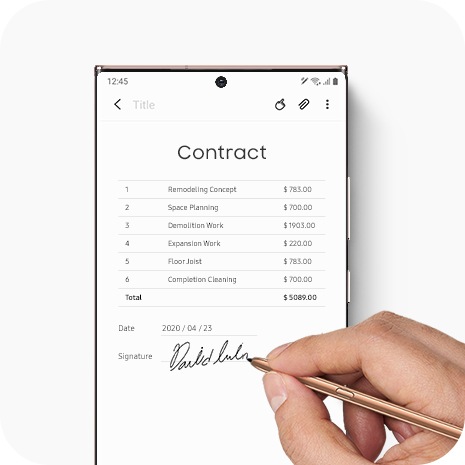 Galaxy Note20 Ultra avec un contrat à l’écran et une main tenant le S Pen pour apposer une signature numérique.