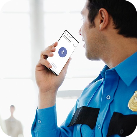 Un agent tenant un Galaxy Note20 Ultra utilise la fonction Talkie-Walkie sur Microsoft Teams.
