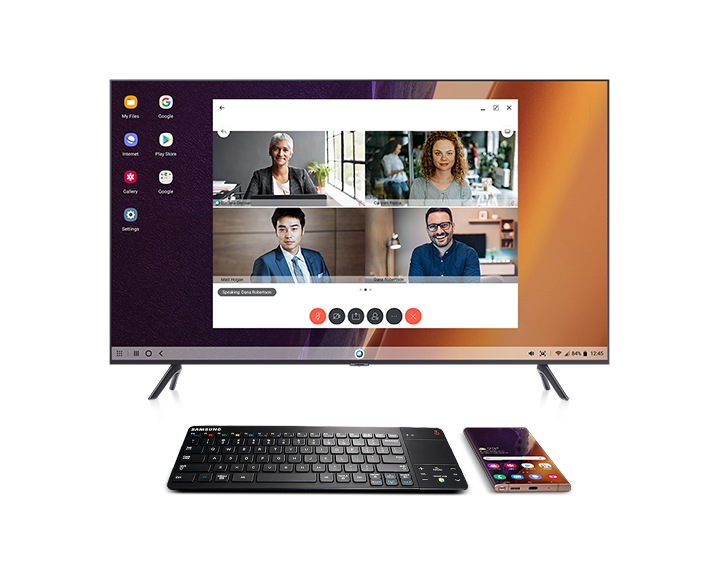 Un téléviseur avec Samsung DeX connecté sans fil. Il affiche une visioconférence de quatre personnes avec Cisco Webex. Un clavier sans fil et un Galaxy Note20 Ultra sont posés devant le téléviseur.