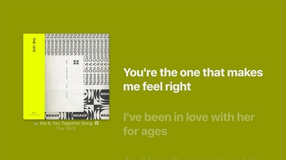 'L’interface utilisateur graphique (GUI) Paroles affiche les paroles et la couverture de l’album de The 1975 avec le morceau « Me & You Together Song. » « You’re the one that makes me feel right. I’ve been in love with her for ages »