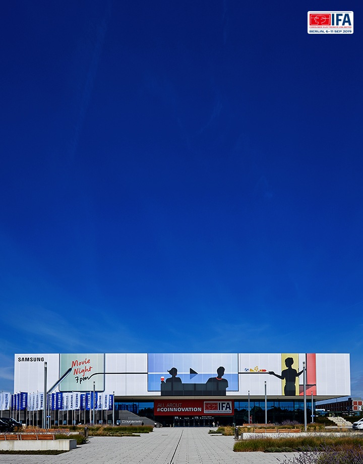 Extérieur du bâtiment de l’exposition arborant le logo Samsung dans le coin supérieur gauche et une bannière IFA sur la façade