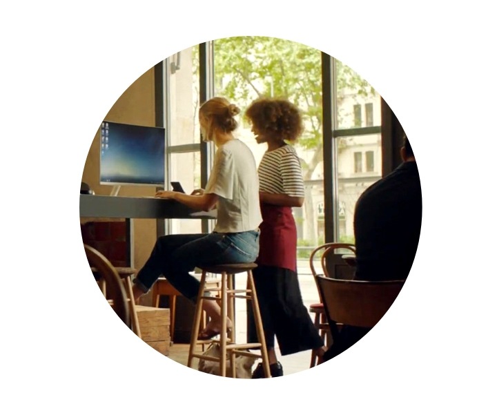 Deux femmes qui regardent un écran de PC
