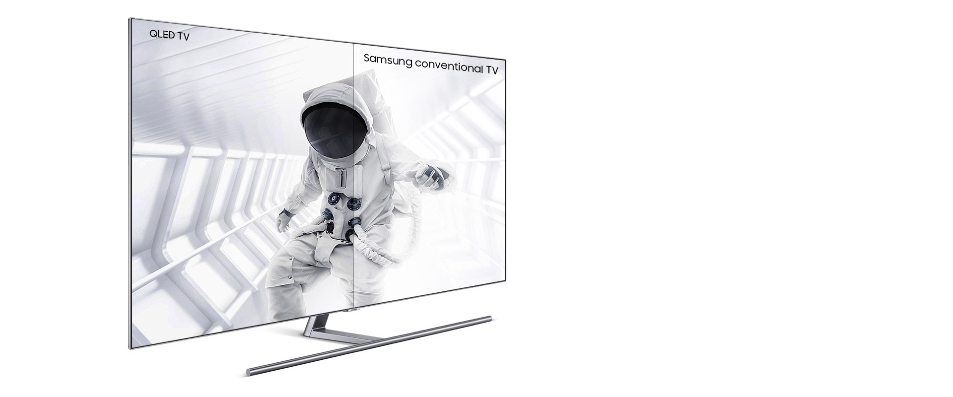 Des images d’astronautes pour expliquer Q HDR. À gauche, l’image du téléviseur Samsung QLED ; à droite, l’image d’un autre téléviseur. L’image du téléviseur Samsung QLED est plus vibrante et détaillée que l’image de l’autre téléviseur. On peut voir les détails de l’intérieur du vaisseau et des combinaisons spatiales.