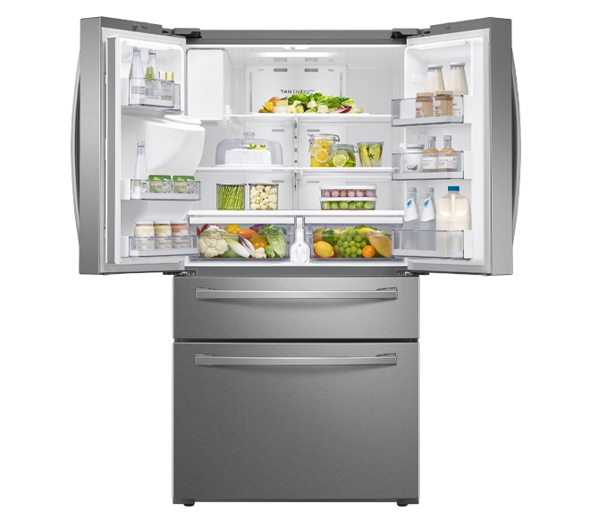 As portas do frigorífico estão abertas e existem bebidas, vegetais e vários alimentos.