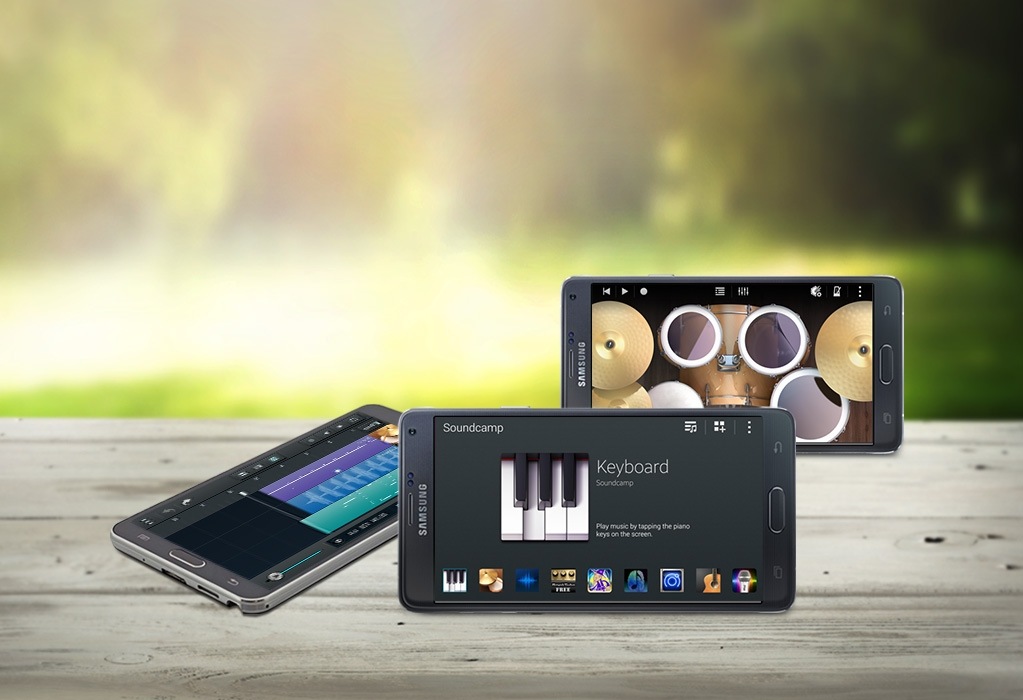 Imagem de três Samsung Galaxy Note 4s com o Soundcamp em execução e exibindo o ecrã Gravação Multipista, o ecrã Seleção de Instrumentos e o ecrã Bateria.