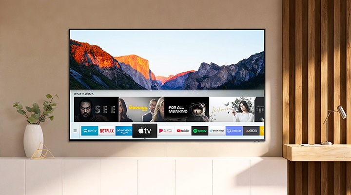 A Samsung Smart TV fica pendurada na parede e exibe a aplicação Apple TV, com acesso às séries da Apple TV+.