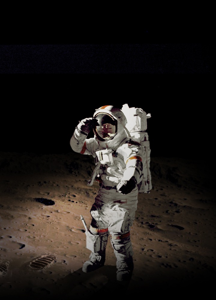 Astronauta na superfície da Lua com pegadas.