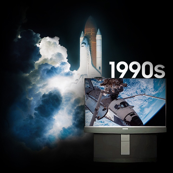 Imagem de fundo de um shuttle espacial a ser lançado, televisão na década de 90 exibindo o shuttle Discovery em órbita com a sua escotilha aberta.