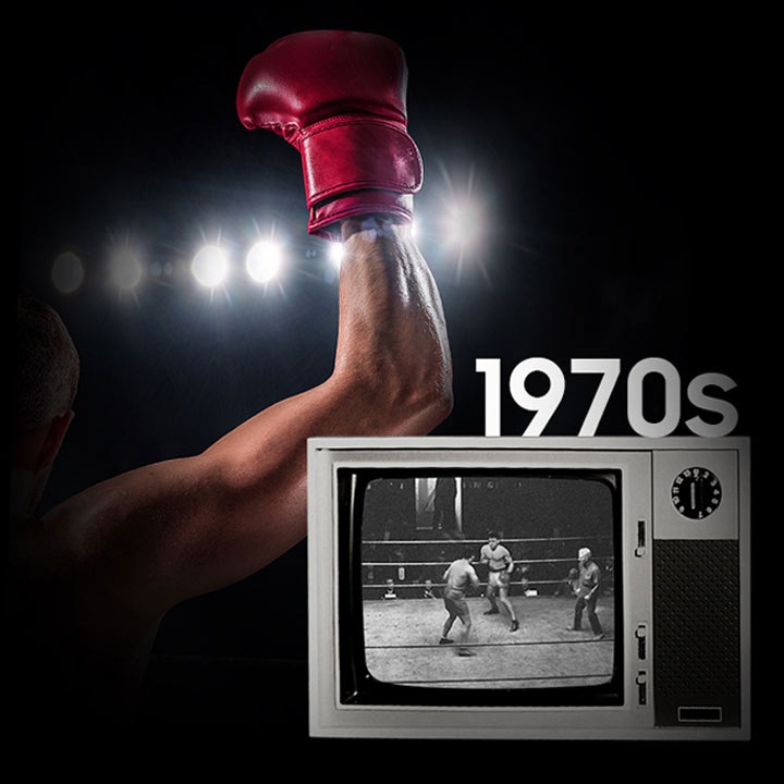 Imagem de fundo de um boxer a levantar a sua mão com a luva na vitória, uma televisão da década de 70 a exibir um combate de boxe a preto e branco.