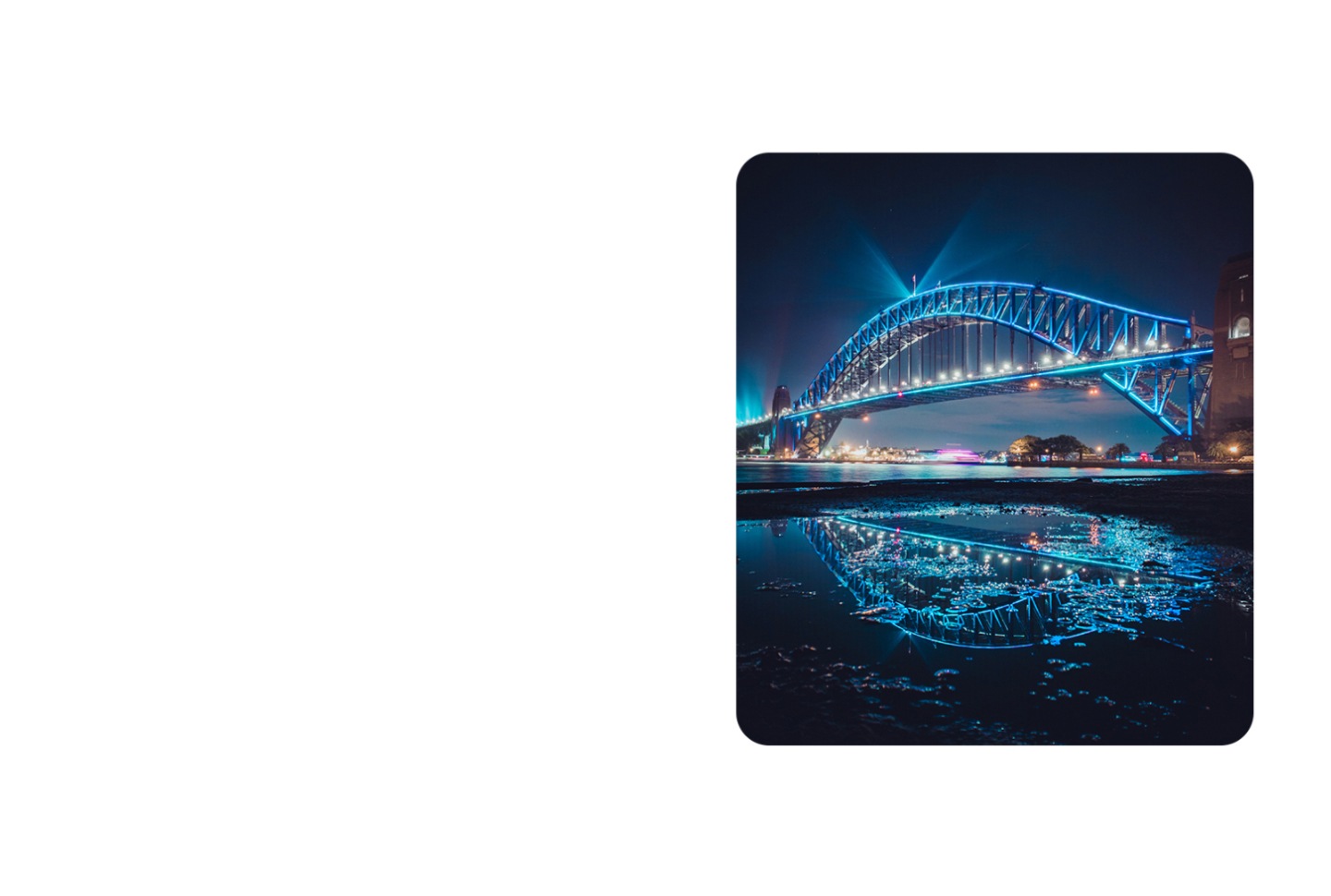 Ponte brilhante azulada é refletida na superfície do rio.