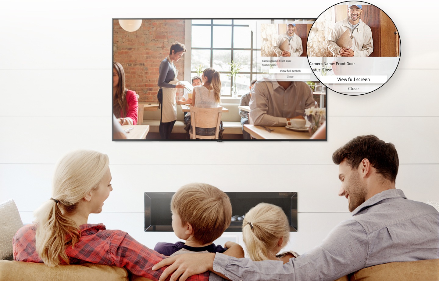 4 pessoas estão a ver a Smart TV com um alarme a mostrar quem toca a campainha.