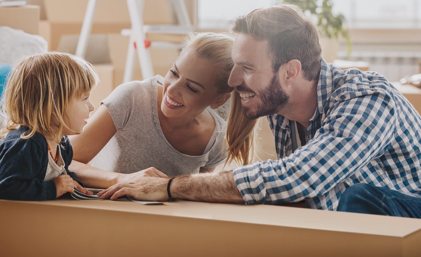 3 pessoas estão a conversar à volta da box de TV.