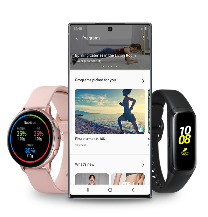 Life coach in your pocket Galaxy Watch Active2 ne roze ari dhe Galaxy Fit në të zezë në të dy madhësitë e një smartfoni Galaxy me pjesën Fitness Programs të aplikacionit Samsung Health në ekran