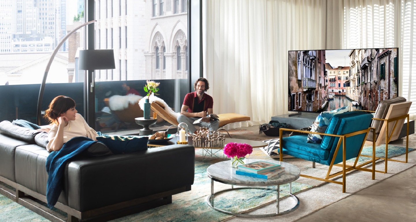 El televisor Samsung QLED con una pantalla grande ofrece una realidad perfecta mediante la resolución 8K, la nueva tecnología en televisores.