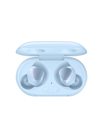 Una toma de un par de auriculares Galaxy Buds Plus azul cielo dentro de su estuche del mismo color