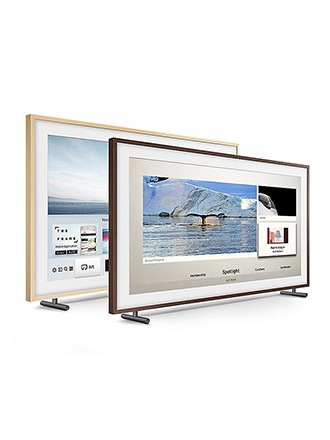 Televisor The Frame de Samsung sobre el soporte Studio con biseles de nogal y de madera beige personalizables que muestran la Tienda de Arte de Samsung en la pantalla.