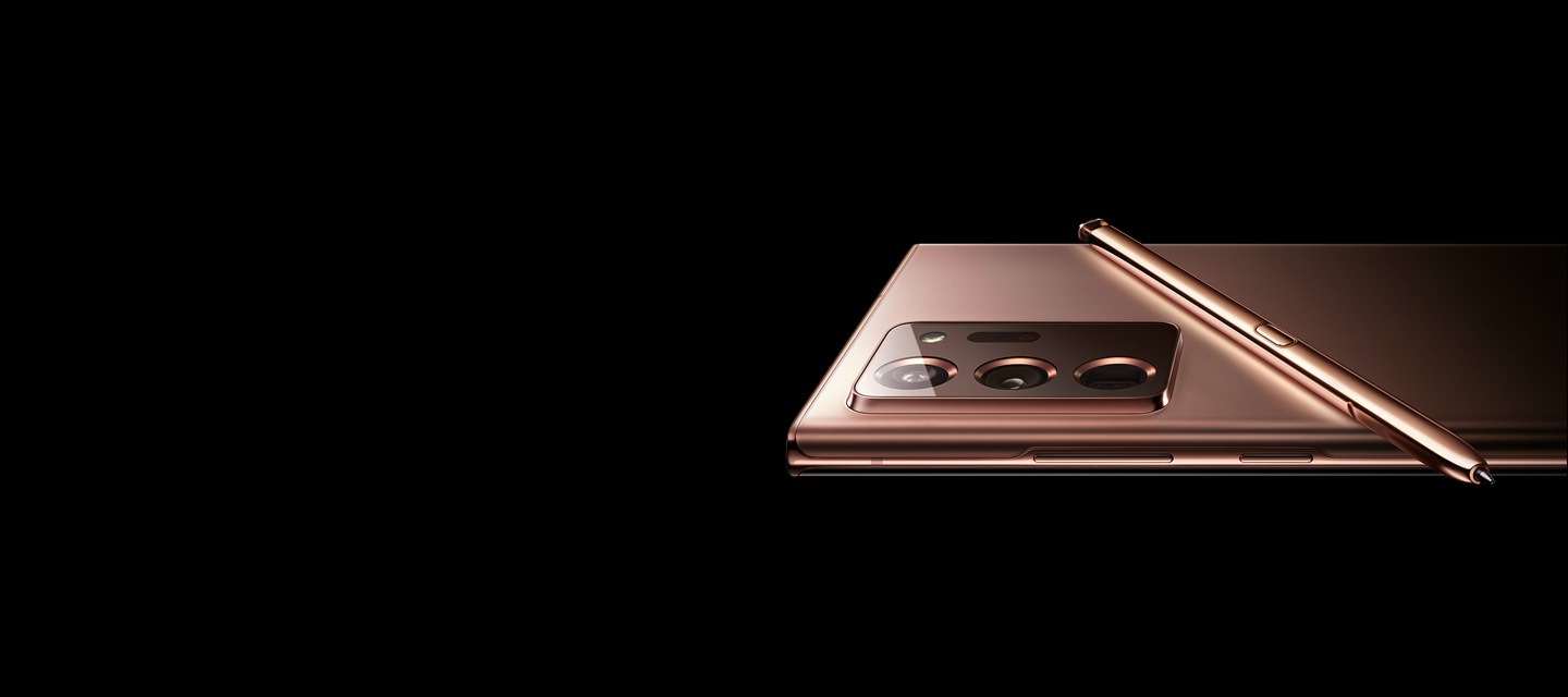 Mitad superior del Galaxy Note20 Ultra en bronce místico, apoyado cara abajo en modo horizontal. El S Pen en combinación se encuentra apoyado sobre su parte posterior.