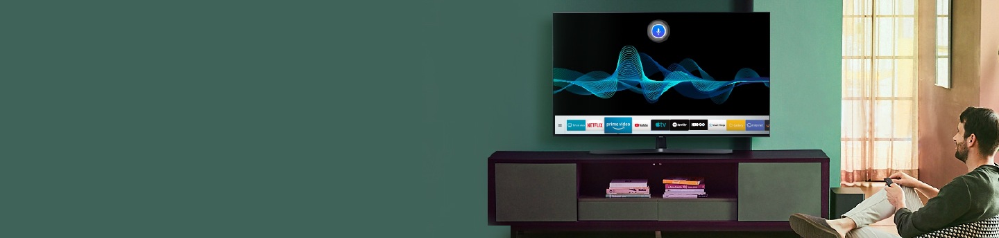 Hombre disfrutando de contenido on demand en su smart tv de Samsung