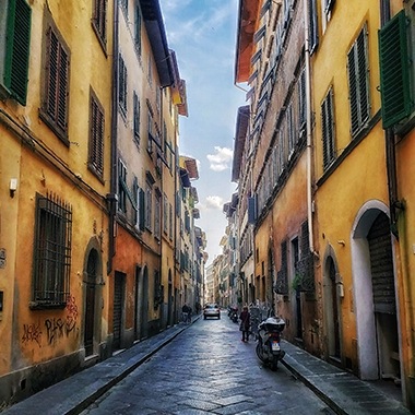 Fotografía tomada con Galaxy por el usuario de Instagram @naul85 que muestra una calle angosta de adoquines rodeada por edificios amarillos