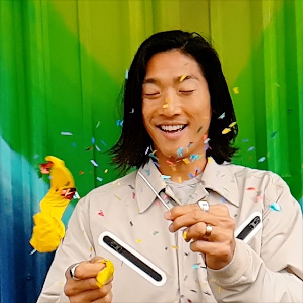 Click to learn how to shoot a confetti-filled video with Super Slow-motion