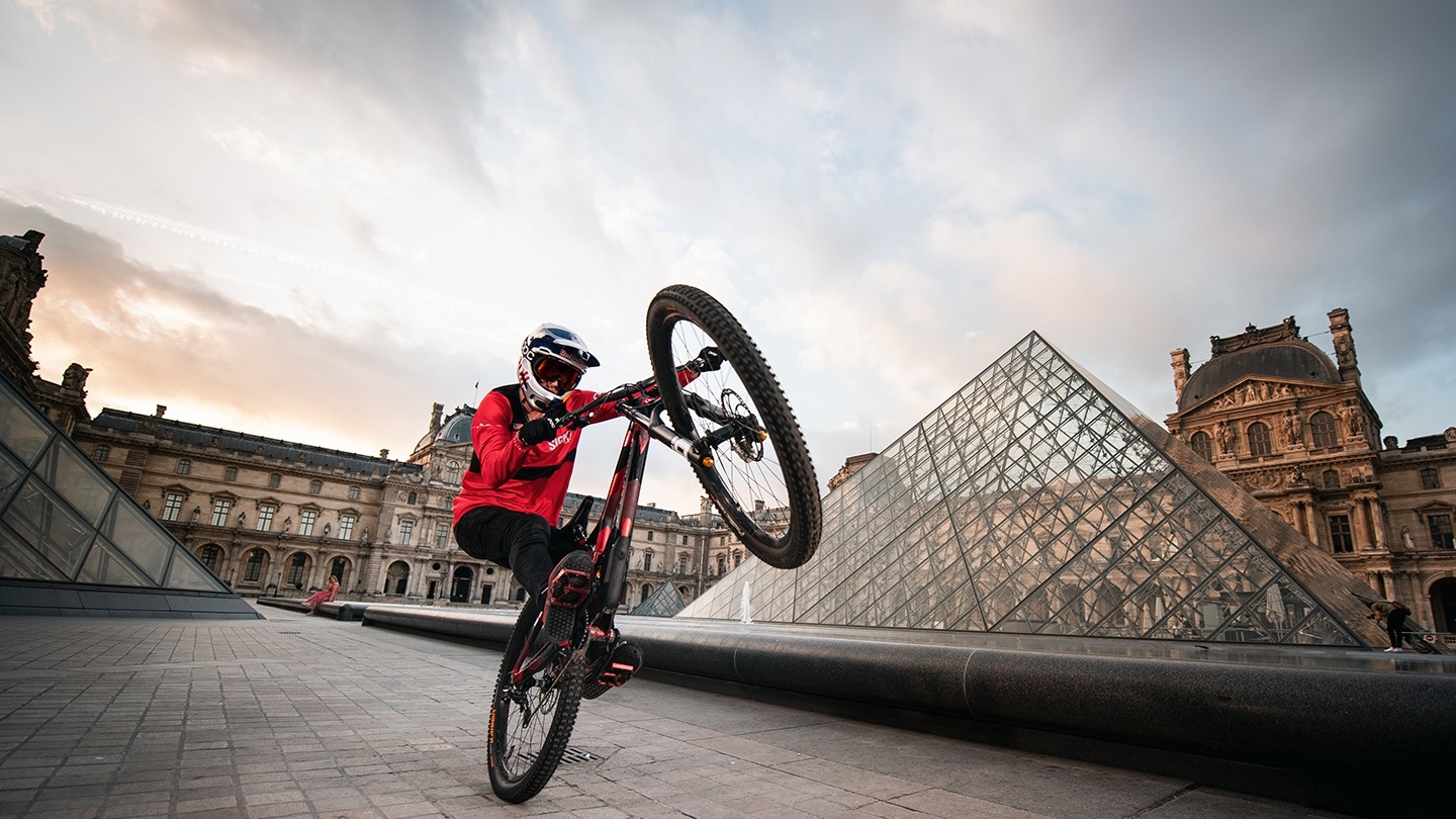 Fabio Wibmer macht den Wheelie