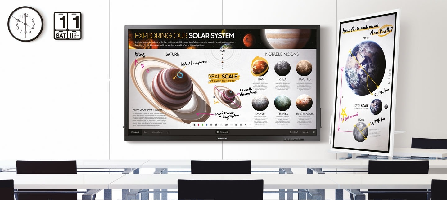 Ein Lehrer, der im Unterricht Graphen auf Samsung E-Boards zeichnet