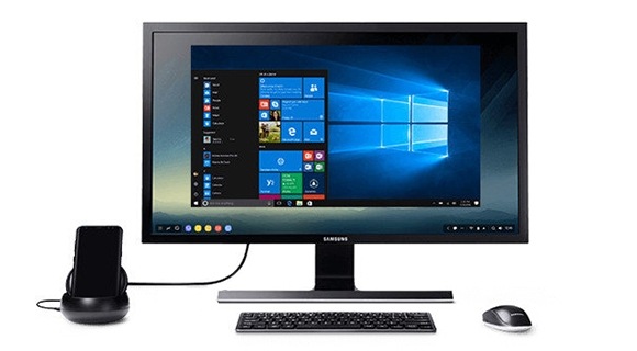 Ein Samsung Galaxy S8, das mit Samsung DeX an einen Monitor angeschlossen ist