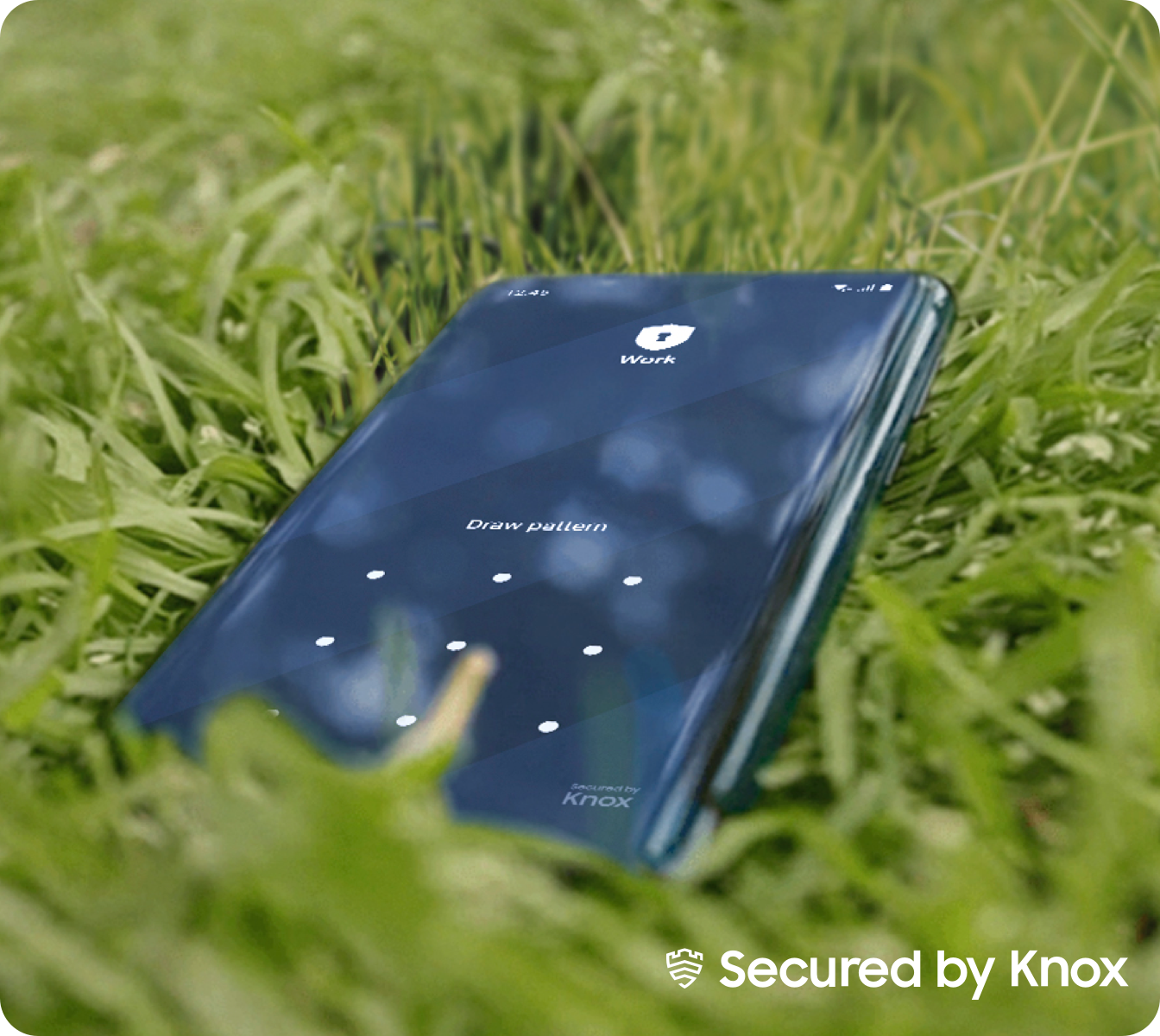 Ein Samsung Business Smartphone ist mit Knox gesicht und liegt im Gras
