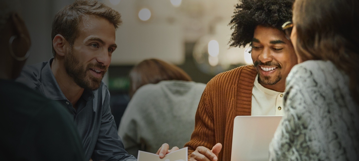 Meeting im Unternehmen mit Samsung Business Laptop