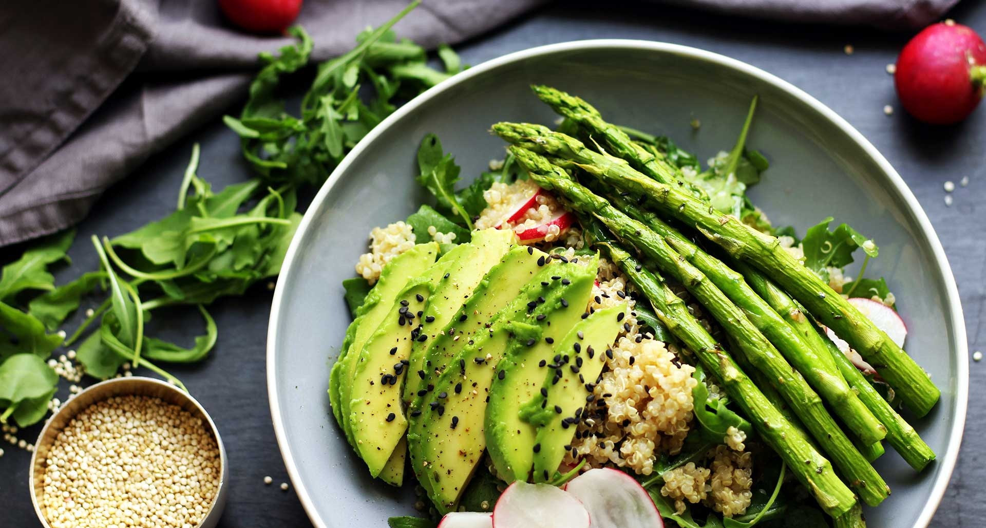 MIKROKÜCHE: Quinoa Bowl mit Spargel MIKROKÜCHE: Quinoa Bowl mit Spargel